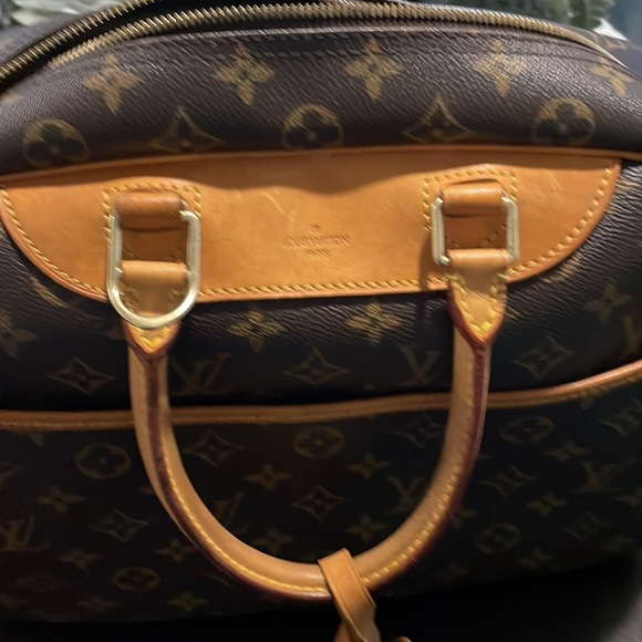 Authentic Louis Vuitton bag - Picture 9 of 10
